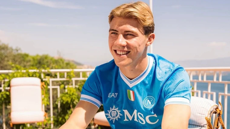 Hojlund studia il City: il danese ha osservato dalla Tv il derby di Manchester