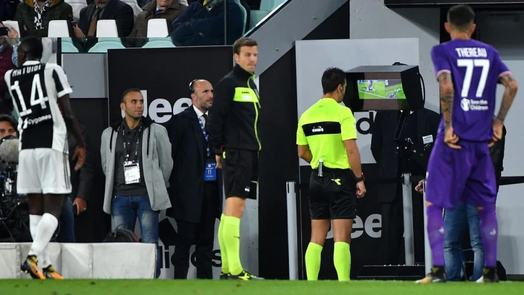 Rivoluzione arbitrale, più potere al direttore di gara e meno VAR: le nuove regole al debutto in Coppa Italia
