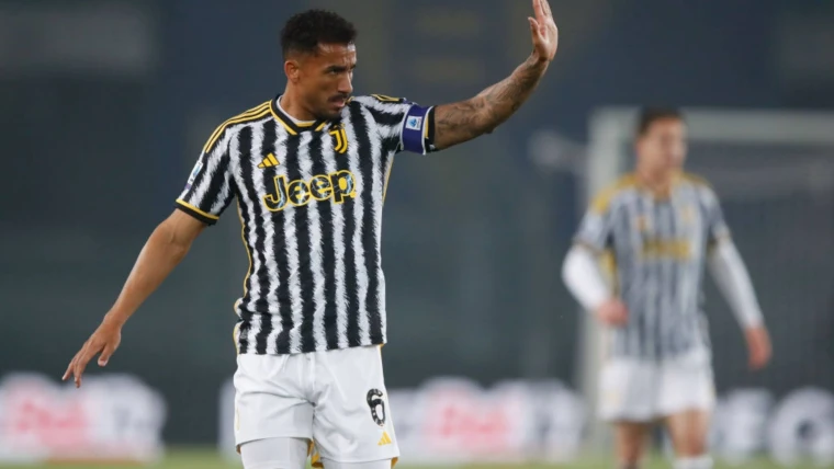 Napoli-Danilo, si cerca intesa sulla formula d'arrivo. Proposto Veiga del Chelsea