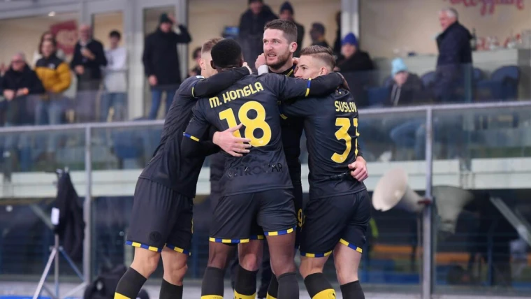 Hellas Verona, a Napoli con un abito totalmente nuovo: in 15 salutano, 9 gli acquisti per Baroni